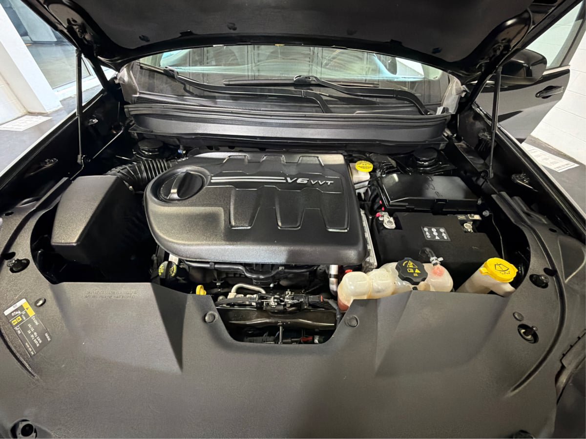 Used 2019 Jeep Cherokee Latitude Plus w/ Cold Weather Group AWD/4WD image 11