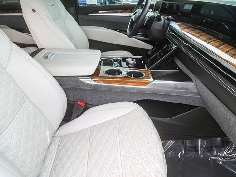 Used 2025 Cadillac Escalade ESV Sport Platinum AWD/4WD image 16