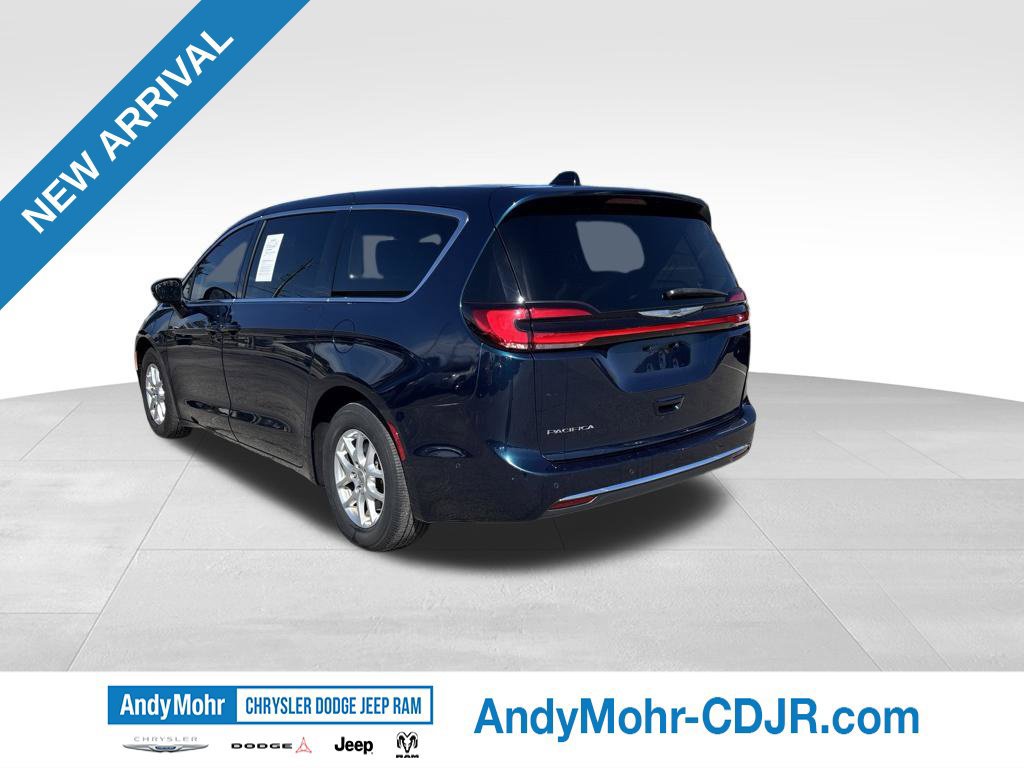 Used 2023 Chrysler Pacifica Touring-L FWD image 5