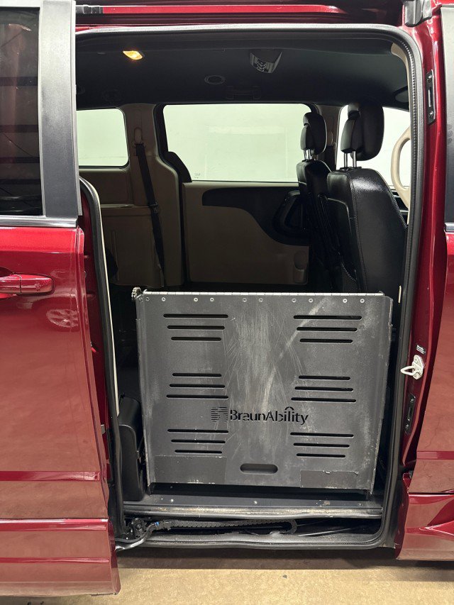 Used 2019 Dodge Grand Caravan SXT FWD image 3
