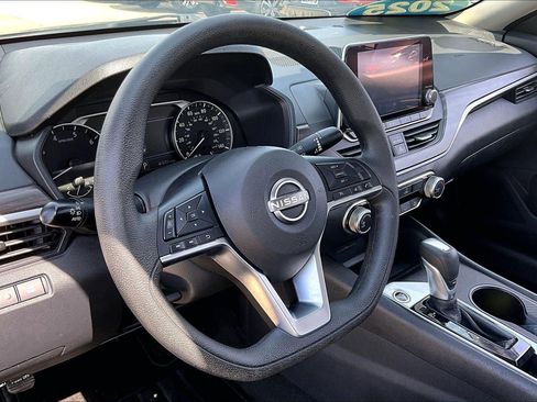 Used 2025 Nissan Altima 2.5 SV FWD image 17