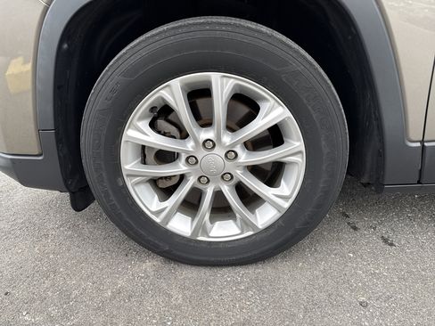 Used 2019 Jeep Cherokee Latitude w/ Popular Appearance Group image 11