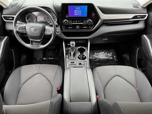 Used 2024 Toyota Highlander LE image 9