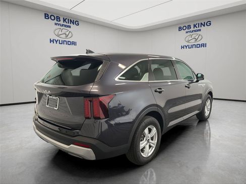 Used 2026 Kia Sorento LX FWD image 5