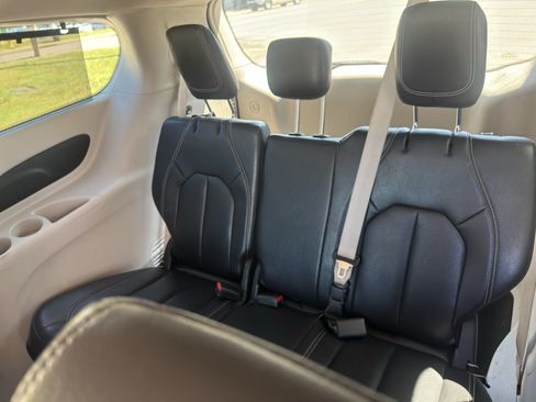 Used 2022 Chrysler Pacifica Touring-L FWD image 17