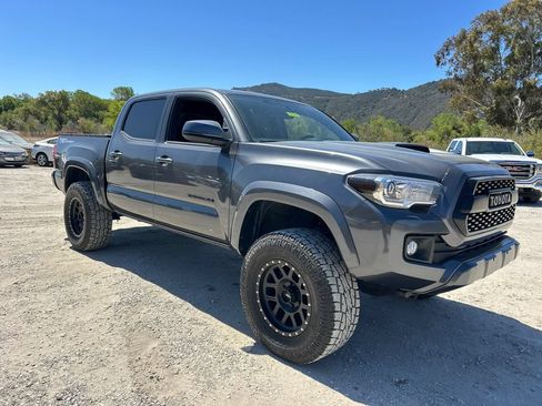 Used 2017 Toyota Tacoma TRD Sport w/ Tow Package RWD image 5