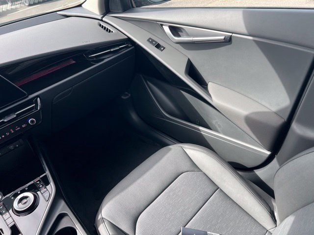 New 2026 Kia Niro Wave w/ Wave Preserve Package FWD image 11