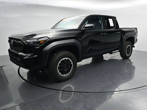 Used 2024 Toyota Tacoma TRD Off-Road AWD/4WD image 4