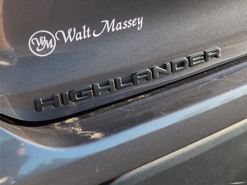 Used 2023 Toyota Highlander L image 32