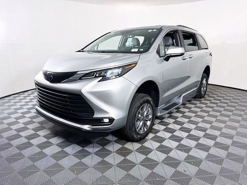 Used 2025 Toyota Sienna XLE w/ XLE Plus Package image 3