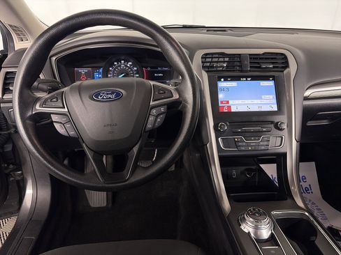 Used 2018 Ford Fusion SE w/ Fusion SE Technology Package FWD image 3