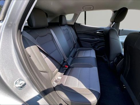 Used 2025 Chevrolet Trax LT FWD image 28