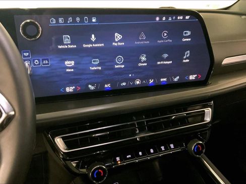 Used 2025 Chevrolet Traverse LT image 6