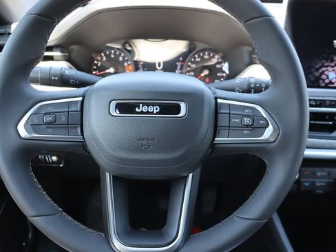 Used 2024 Jeep Compass Latitude w/ Sun and Sound Group AWD/4WD image 6