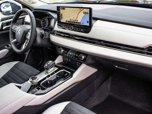 New 2025 Mitsubishi Outlander SE image 43