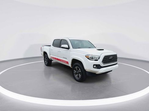 Certified 2018 Toyota Tacoma TRD Sport image 2
