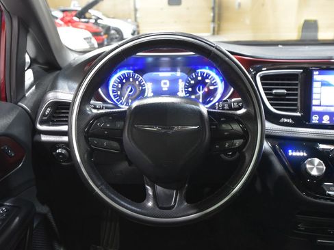 Used 2020 Chrysler Pacifica Limited FWD image 16
