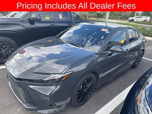 Used 2025 Toyota Camry SE FWD image 9
