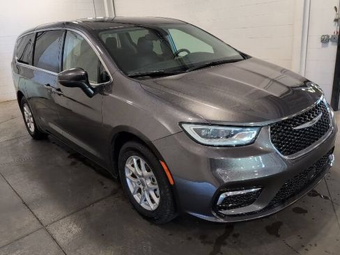 Used 2023 Chrysler Pacifica Touring-L FWD image 3