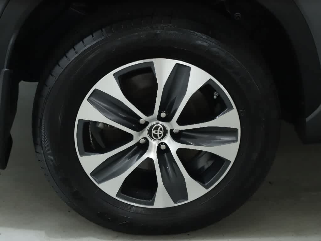 Used 2024 Toyota Highlander XLE AWD/4WD image 12