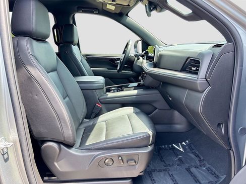 Used 2025 Chevrolet Suburban Z71 AWD/4WD image 29