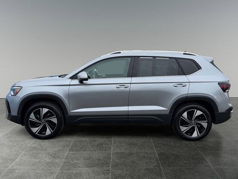 Used 2025 Volkswagen Taos SE AWD/4WD image 6