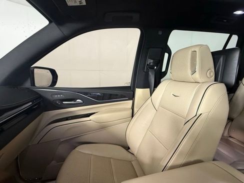 Used 2023 Cadillac Escalade Premium Luxury AWD/4WD image 19
