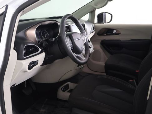 Used 2023 Chrysler Voyager LX FWD image 18