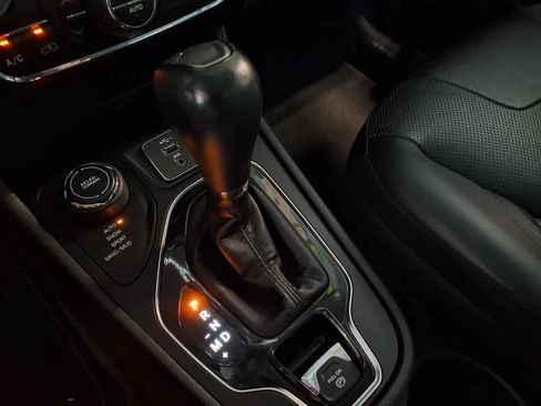 Used 2019 Jeep Cherokee Limited AWD/4WD image 23