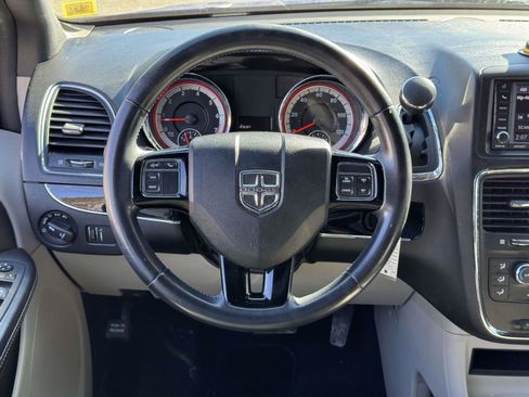 Used 2019 Dodge Grand Caravan SXT image 12