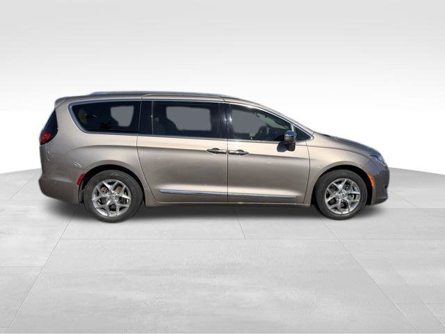 Used 2017 Chrysler Pacifica Limited w/ Advanced Safetytec Group FWD image 8