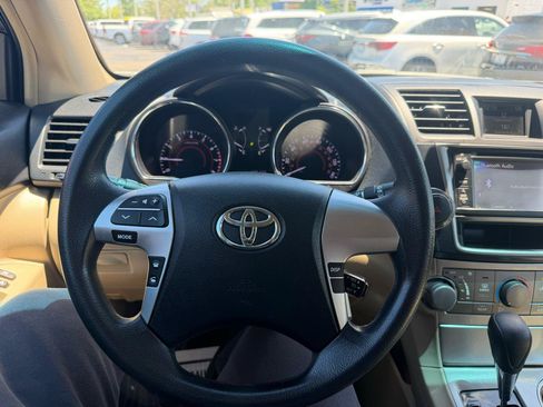 Used 2013 Toyota Highlander Plus FWD image 17
