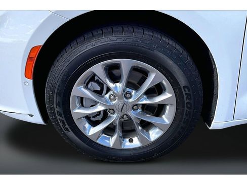 Used 2022 Chrysler Pacifica Touring-L w/ Uconnect Theater Family Group AWD/4WD image 28