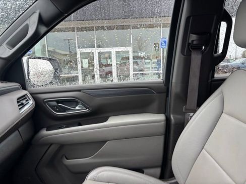 Used 2024 GMC Yukon SLT w/ SLT Luxury Package image 13