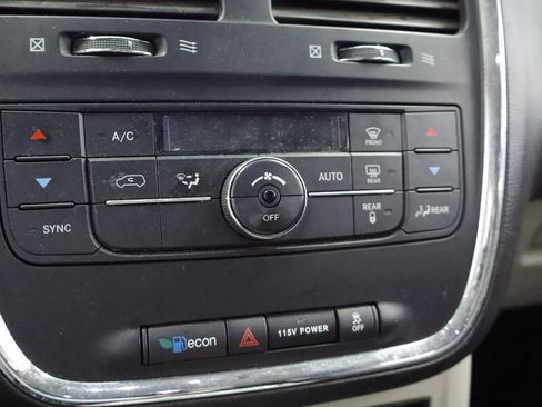 Used 2014 Chrysler Town & Country Touring FWD image 25