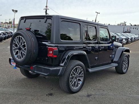 Used 2023 Jeep Wrangler Sahara w/ Cold Weather Group AWD/4WD image 6
