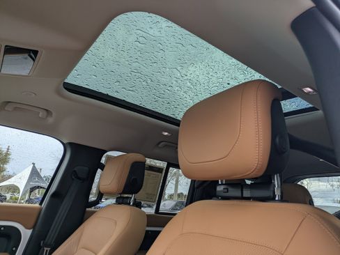 Used 2024 Land Rover Defender 110 SE image 4