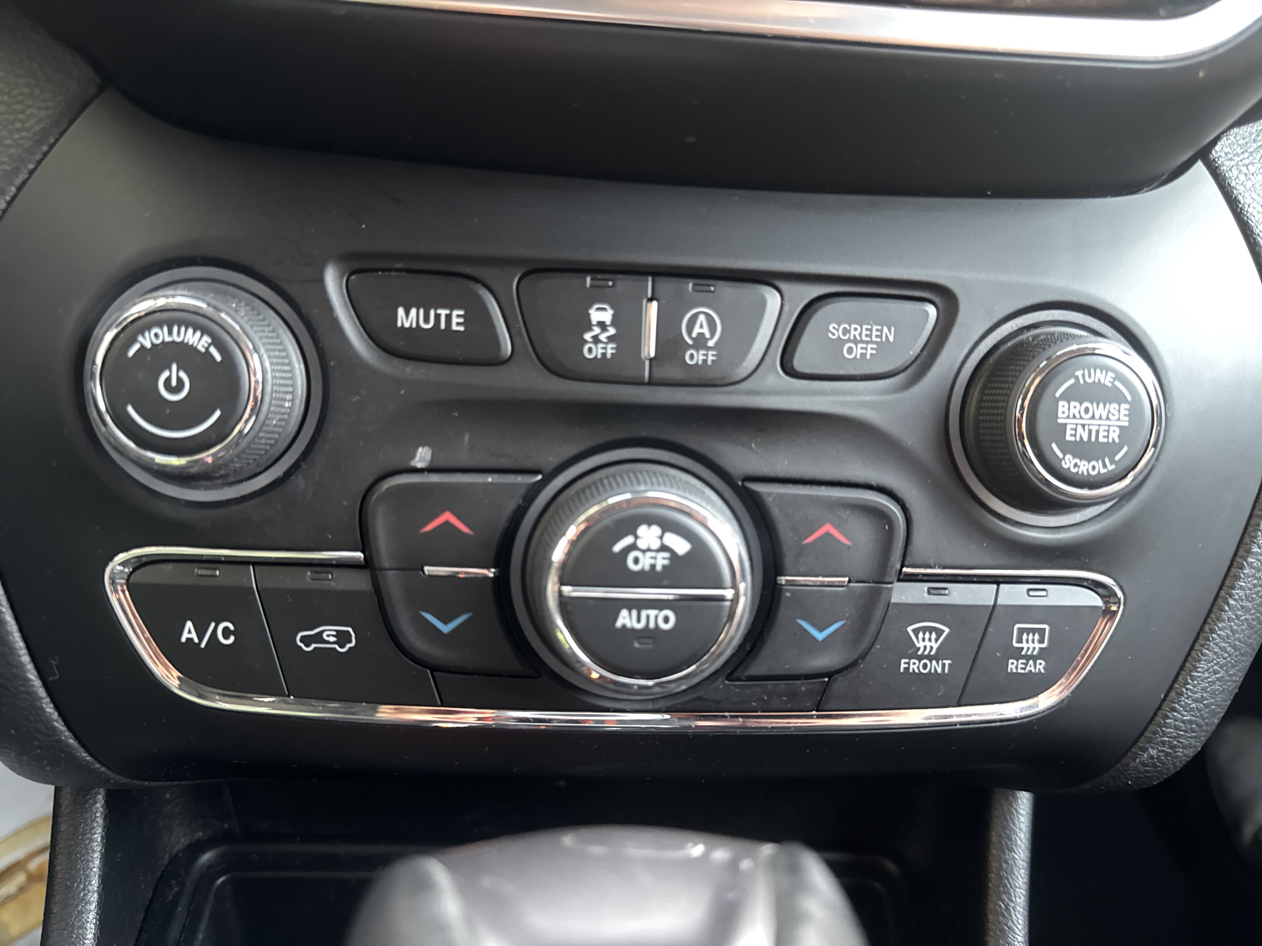 Used 2020 Jeep Cherokee Limited AWD/4WD image 9