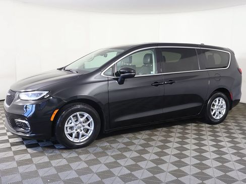 Used 2023 Chrysler Pacifica Touring-L FWD image 17