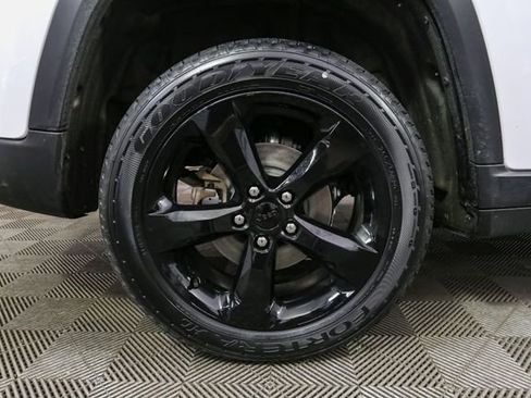 Used 2023 Jeep Grand Cherokee Altitude AWD/4WD image 16