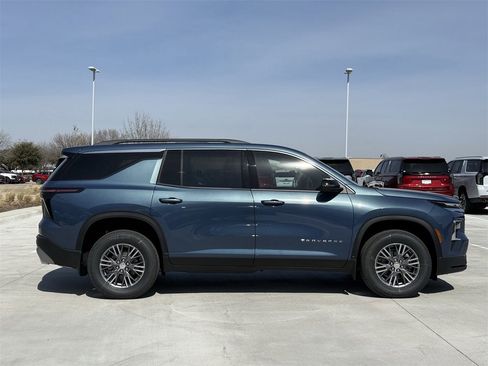 New 2026 Chevrolet Traverse LT image 3