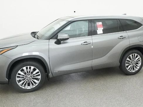 New 2026 Toyota Highlander Platinum AWD/4WD image 2