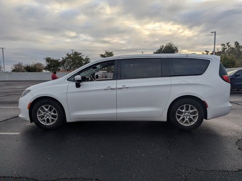 Used 2017 Chrysler Pacifica LX image 3