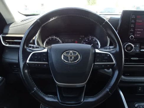 Used 2022 Toyota Highlander XLE FWD image 24