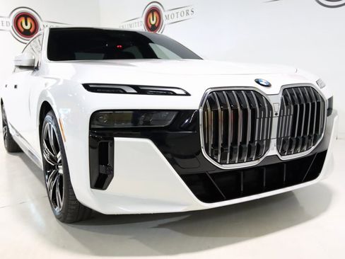 Used 2023 BMW 760i xDrive image 29