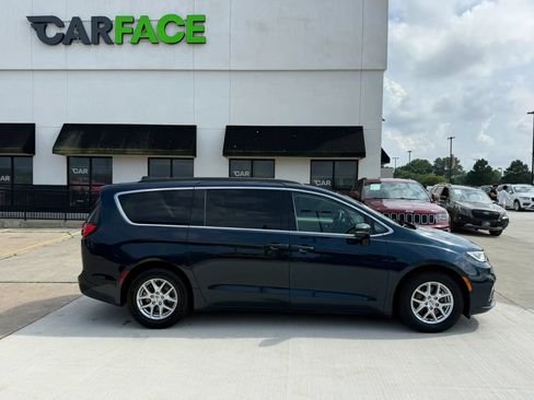 Used 2022 Chrysler Pacifica Touring-L w/ Uconnect Theater Family Group FWD image 18