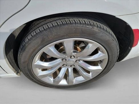 Used 2018 Chrysler 300 Limited RWD image 9