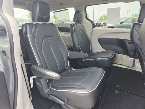 Used 2024 Chrysler Pacifica Limited image 18