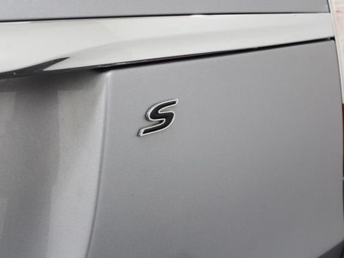 Used 2014 Chrysler Town & Country S FWD image 9