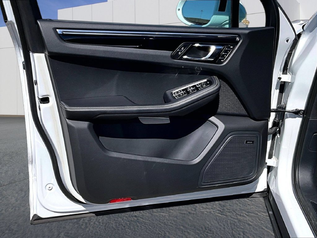 Certified 2026 Porsche Macan AWD/4WD image 19